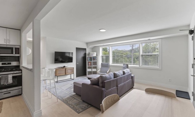 Taylor Run Condo | Alexandria Living: Stylish 2BR Condo