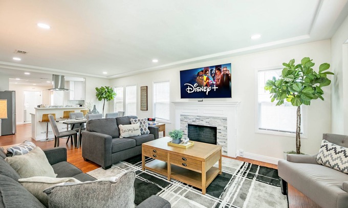 Alhambra House | ALHAMBRA 4 Bed home near DTLA w/Parking