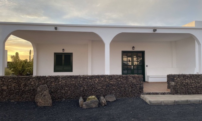 Las Brenas House | Aljibe House. Fantastic house near the beach in Yaiza, Lanzarote, Canary Islands.