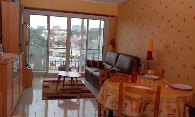 Cros-de-Cagnes Apartment | ALL COMFORT, SEA VIEW, TERRACE, facing the racecourse, GARAGE CLOSED, 200m FROM THE BEACH