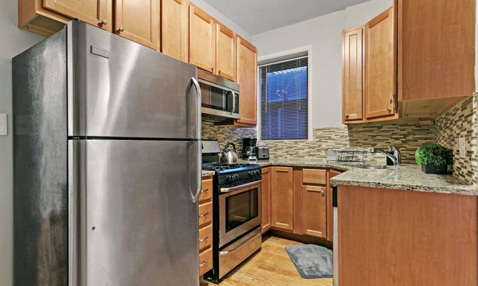 Boystown Apartment | All Complete 2BR Apt in Lakeview