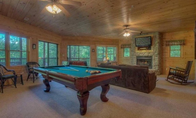 Foxfire Estates Cabin | All Decked Out- Screened Porch | Outdoor Fireplace | Luxurious Hot Tub