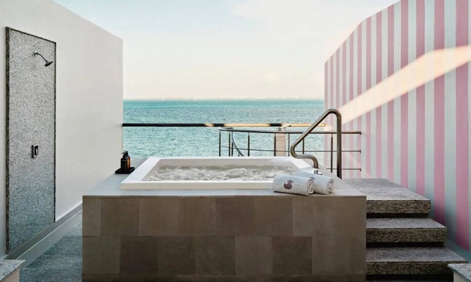 Puerto Juarez House | All-inclusive: Vibrant Beachfront Resort w/Rooftop Jacuzzis & Ocean View
