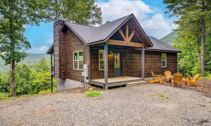 Suches Cabin | All-new mountain cabin with private hot tub, deck, firepit, fireplace, & W/D