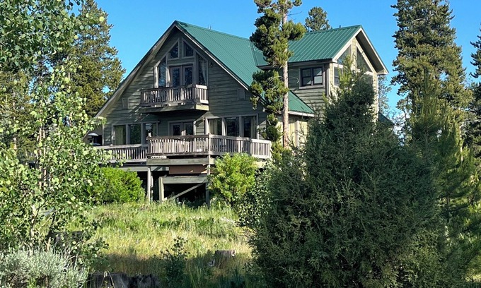 Fraser House | All season 5 br+ house; close to Winter Park and Granby Ranch skiing; hot tub
