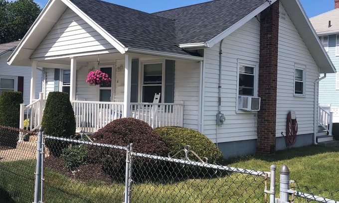 Hull House | All Season Charming Hull Beach House. ONLY 3 minute walk to Beach!