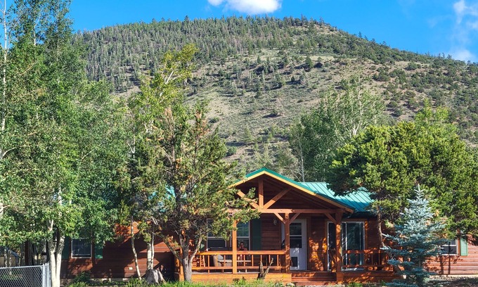 South Fork House | All-season escape with private hot tub, yard, decks & fireplace - dog-friendly