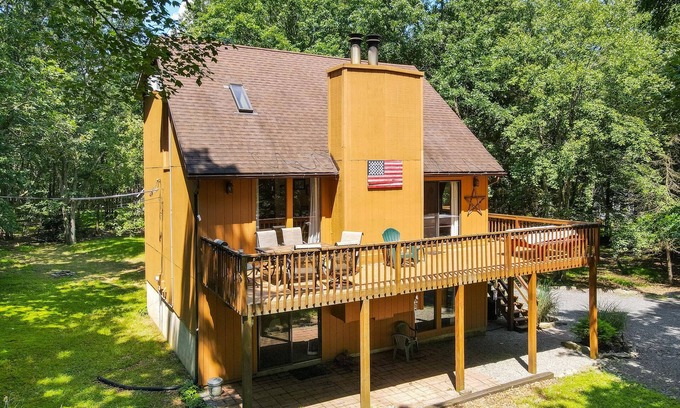 Jim Thorpe House | All-season hideaway with alfresco deck, views, game table & pool access