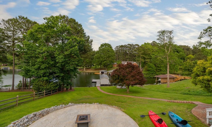 Myrick Estates House | All the comforts of home in a gorgeous, relaxing lakefront home