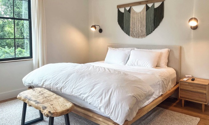 Hendersonville Bed & Breakfast | Allora Plum Blossom King - Downtown Hendersonville Bed + Breakfast