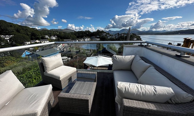 Borth-y-Gest Cottage | ALLTWEN, pet friendly, country holiday cottage in Borth-Y-Gest