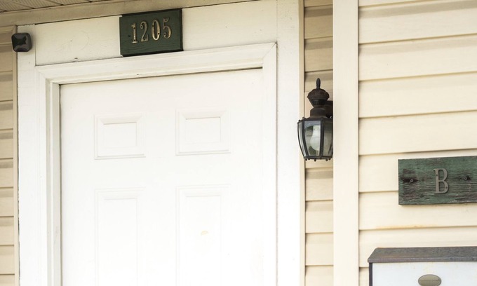 Irvington House | Alluring Private Room/6Mins Dtwn/Men Only
