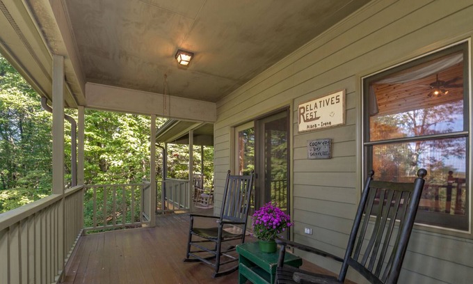 Saluda Cabin | Almost Haven | Located between Saluda and Tryon | 25 Min. to TIEC; Zip-lining, hiking & more!