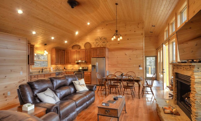 Almond Cabin | Almost Heaven - Free Brewery Tour + Amazing patio w/Fire Pit + Home Theater +