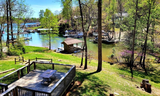 Moneta House | Almost Heaven-Gameroom, built-in fire pit, and dog friendly