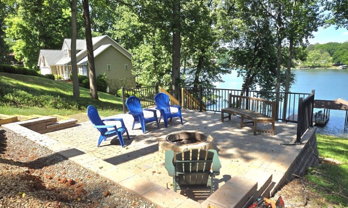 Moneta House | Almost There- Fire pit, dog friendly sleeps 6
