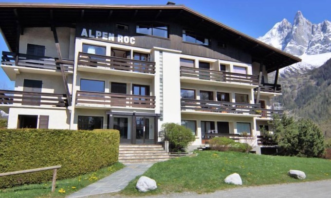 Les Praz-de-Chamonix Apartment | Alpen Roc by Interhome