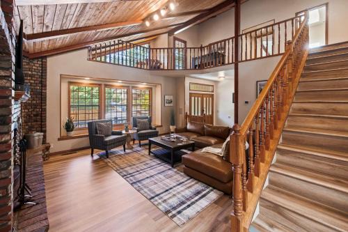 Fox Farm House | Alpenglow Chateau by AvantStay Ideal Big Bear Location w Pool Table Hot Tub