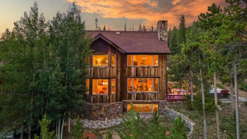 Breckenridge House | Alpenglow Peaks Lodge