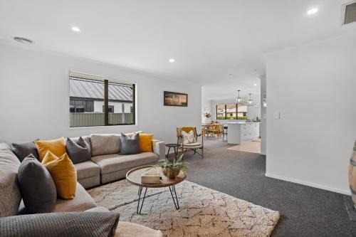 Lowburn House | Alpha'N'est - Cromwell Holiday Home