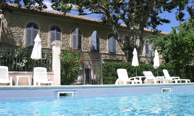Graveson Apartment | Alpilles 18th-century farmhouse.
