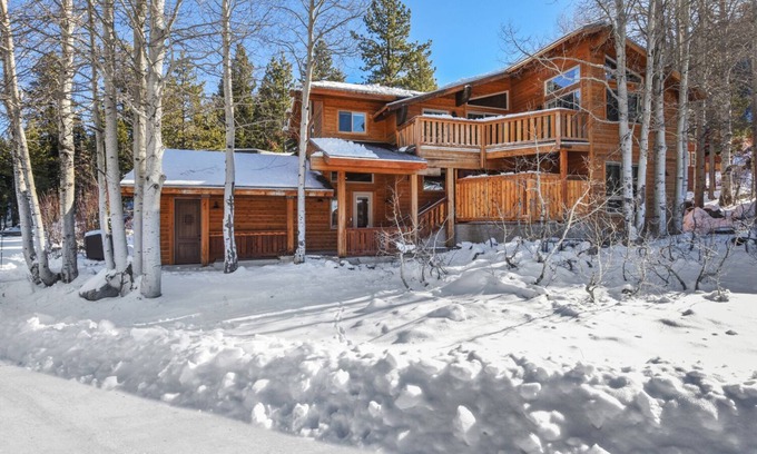 Alpine Meadows House | Alpine Chalet – Nature Lovers Rejoice! Chic 4 BDR Minutes to Skiing, Lake Tahoe