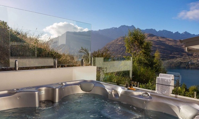 Queenstown Villa | Alpine Edge – Hot Tub, Fireplace, Remarkables View