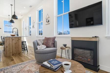 Buena Vista House | Alpine Estate 3 Kitchens & Mountain Views