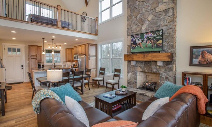 Blowing Rock House | Alpine Gorge View