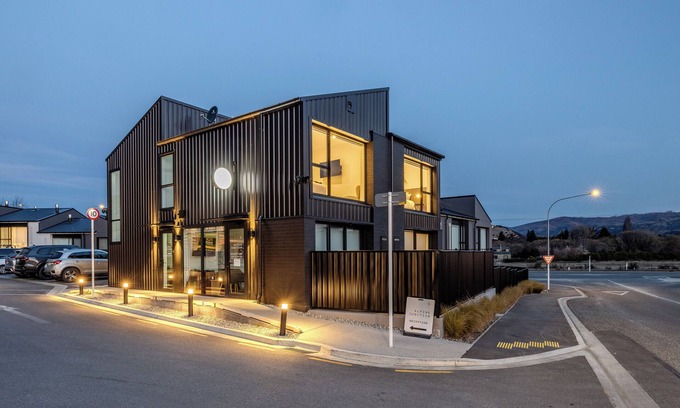 Albert Town Apartment | Alpine Junction Townhouse Apartments