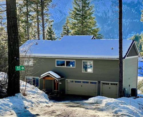 Leavenworth House | Alpine Lodge - Epic Mountain Views, Hot Tub, 2 Miles to Town