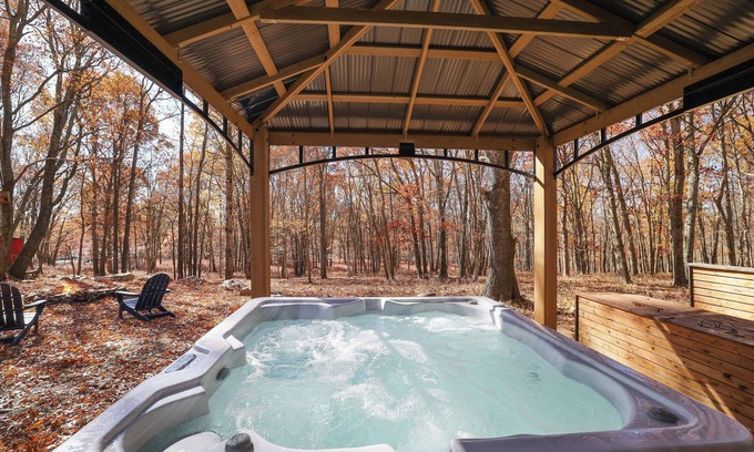 East Stroudsburg Cabin | Alpine Lodge - Hot tub - Sauna - 3BD-2BA