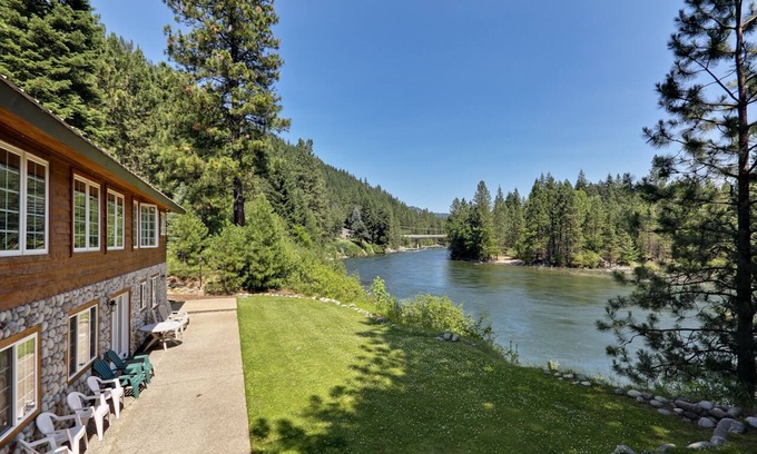 Leavenworth House | Alpine Pension ~ Riverfront, Hot tub, Giant Game Room ~ 1 mile from town!