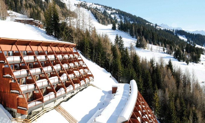 Arc-1600 Apartment | Alpine Retreat w/Balcony