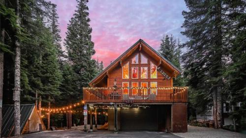 Snoqualmie Pass House | Alpine Retreat at Snoqualmie Pass- 5-Min to Slopes, Private Creek, BBQ, Fireplace, Smart TVs, Kids Games, Hi-Speed Wi-Fi