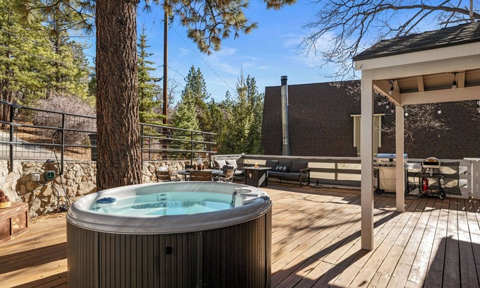Upper Moonridge Cabin | Alpine Retreat - Hot Tub, Deck, Fire Pit, Barbecue