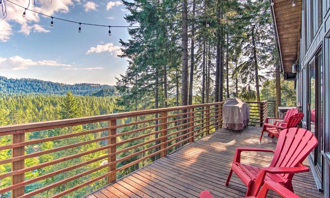 Cle Elum House | Alpine Retreat with Hot Tub and Mountain Views!