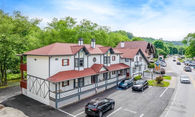 Helen House | Alpine River Suites #503 - Cozy 50's Themed Condo Overlooking River in Downtown