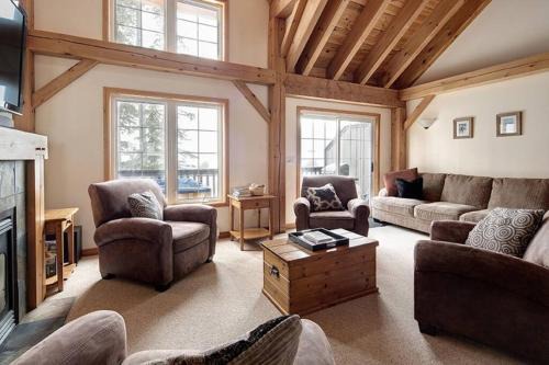 Big White Ski Resort Ski Chalet | Alpine Timber Luxury Chalet w/Hot Tub