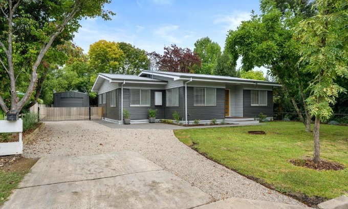 Bright House | Alpine View Cottage