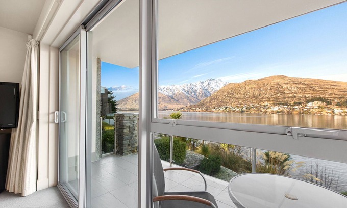 Queenstown Apartment | Alpine Village - Lakefront Studio Apartment