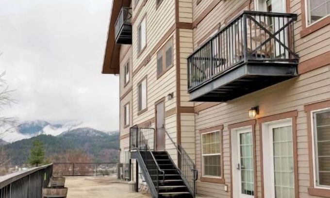 Kellogg Apartment | Alpine Village Suite w/Garage and Saunann