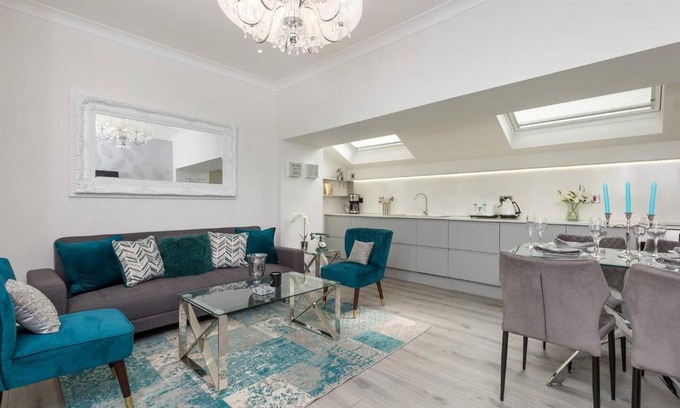 Bruntsfield House | ALTIDO Main Door Entrance Private Courtyard Apartment on the Park