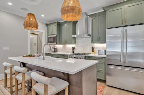 Berry Hill House | Alto-Private Rooftop Deck-8 Mins to Broadway