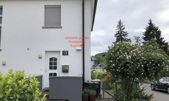Ochsenfurt House | Altstadt Nähe 7 Min Fußweg über Alte Maibrücke zu Pension mit Balkon & Garten, ideal for long stay, relocation