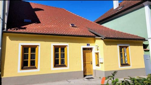 Melk House | Altstadthaus Marille mit Innenhofterrasse