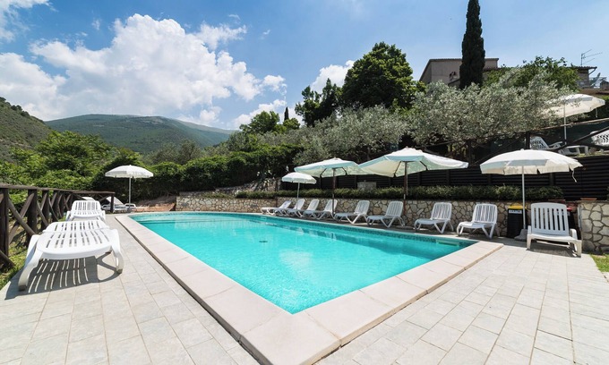 Bovara House | Alvavista2 apartment with pool, 20 minutes' drive from the center of Assisi.
