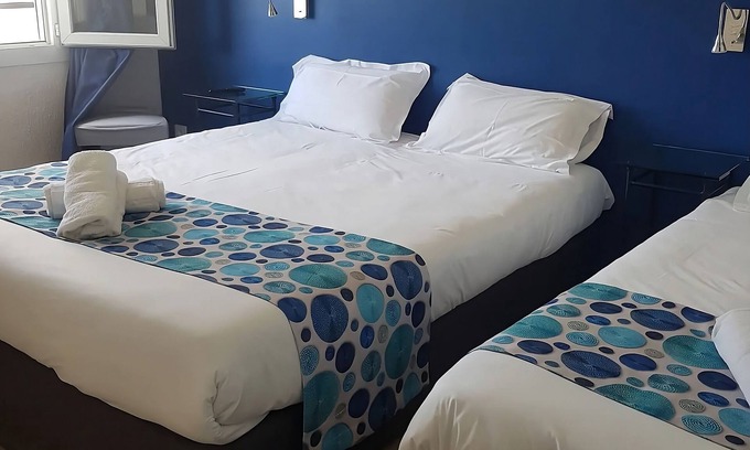 Six-Fours-les-Plages Hotel | Always a Great Idea To Unwind! Near Square Raymond Muriot! with Onsite Parking!