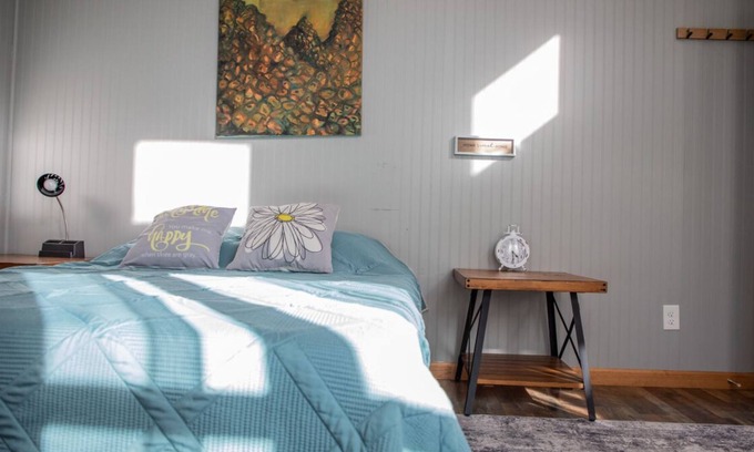 Saluda Cabin | Always a Great Idea To Unwind! Short Drive to Little Bradley Falls