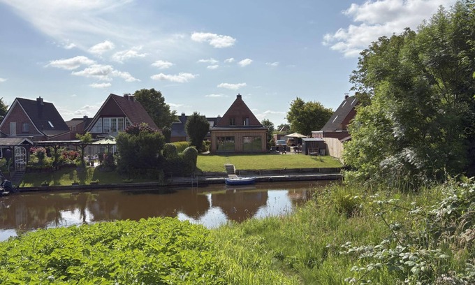 Emden House | Am Tief - Holiday home on the canal on 140sqm for up to 7 people and dogs!